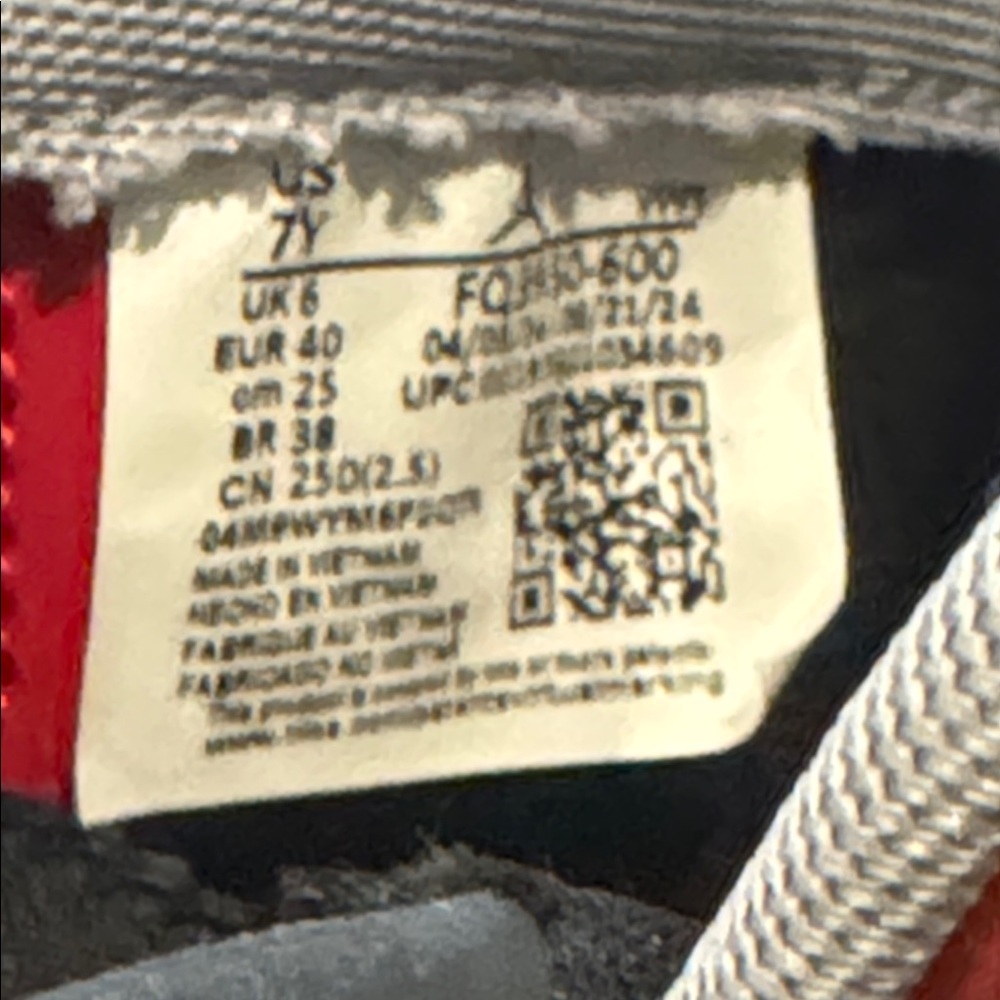 Jordan boys size 7 Red and Black Sneakers with Patterned‎ Trim - Picture 6 of 6